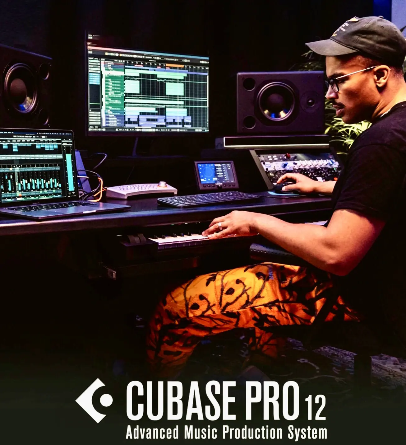 Daw-Cubase-Pro-12-hombre-de-color-en-estudio-de-grabación-mixmasterworld