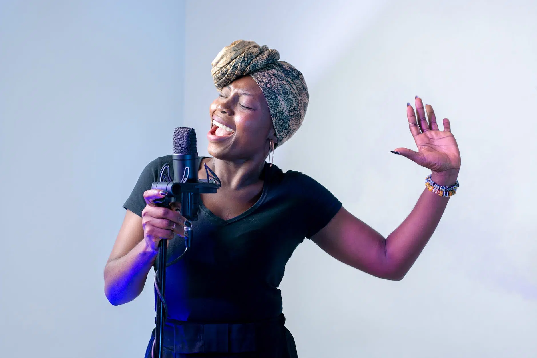 Mujer negra cantando en studio de musica