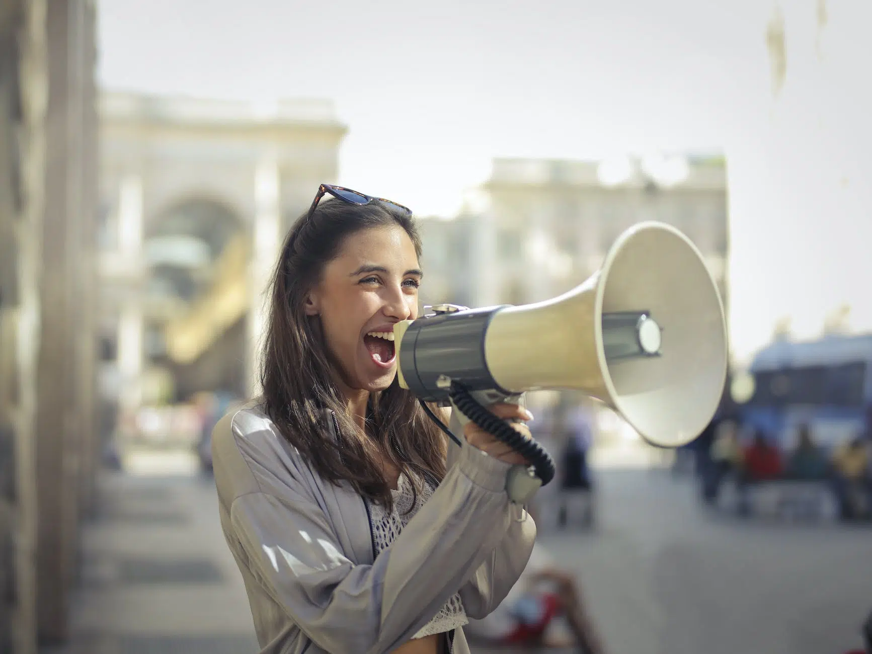 Bonita mujer hablando por megáfono