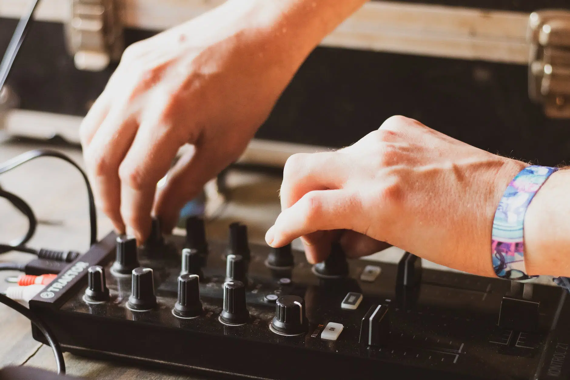 dj haciendo una canción en un equipo de música